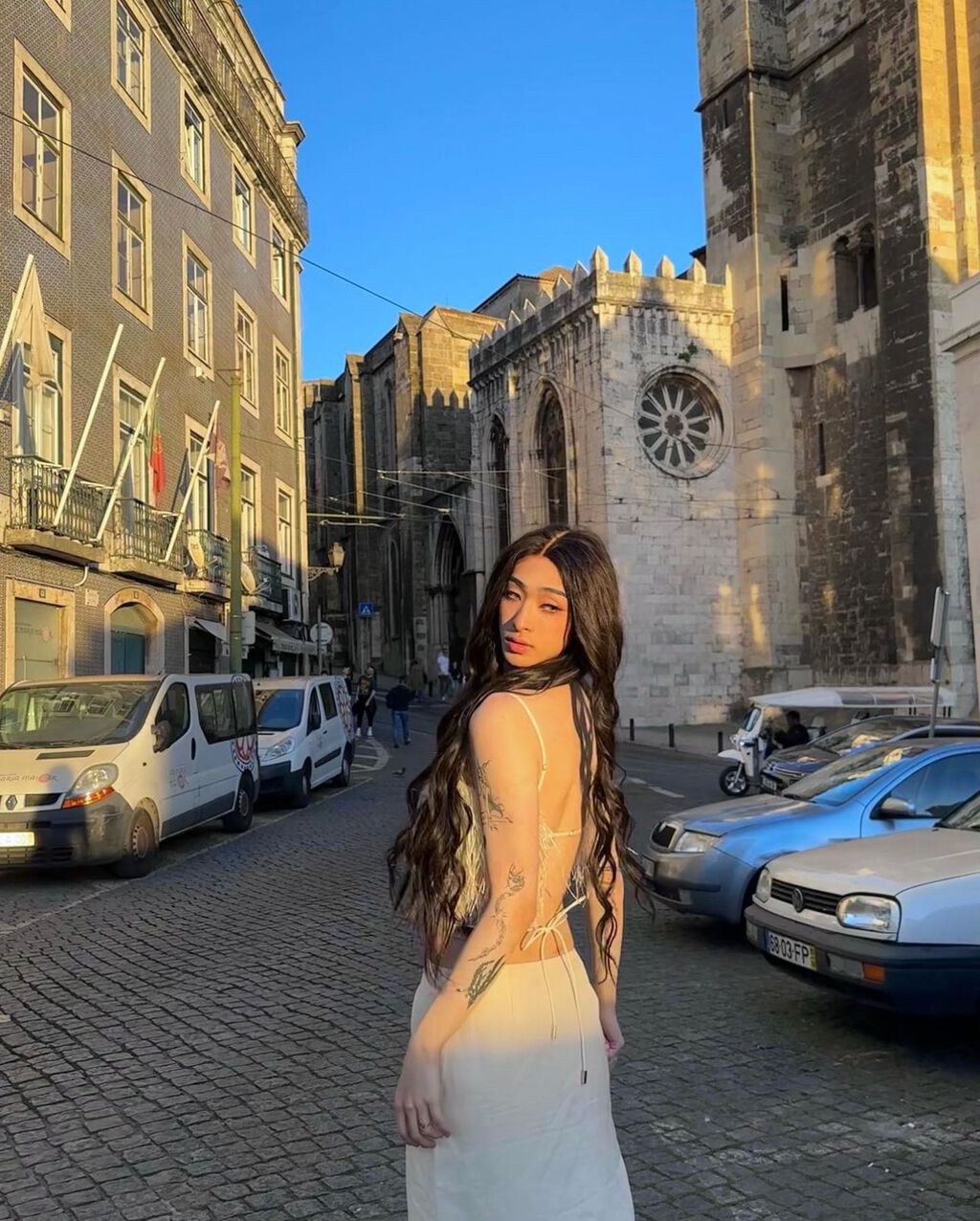 小哈利在街頭上隨意擺Pose影相。