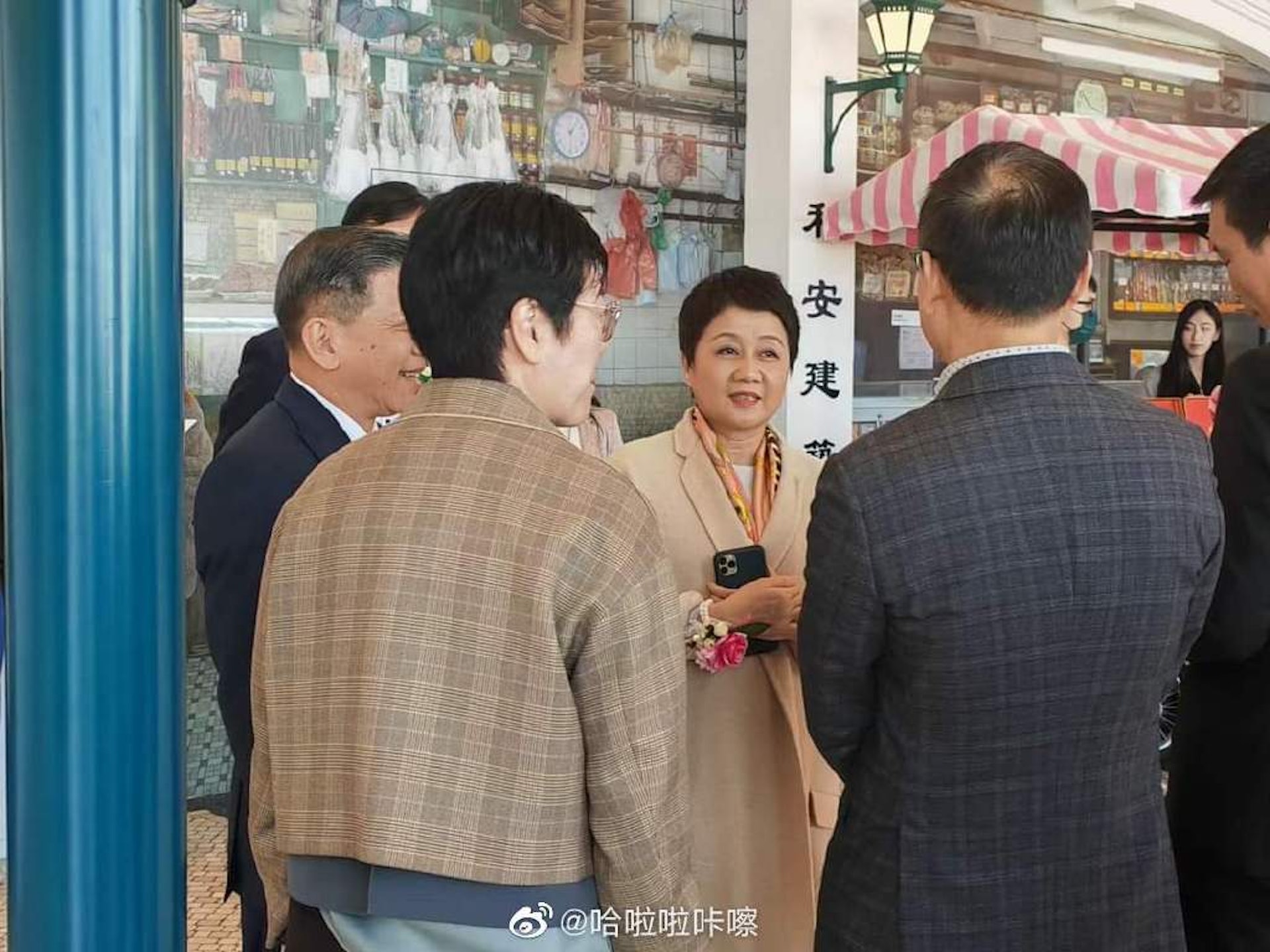 一身淡黃色低調打扮的四太貴氣又大方。