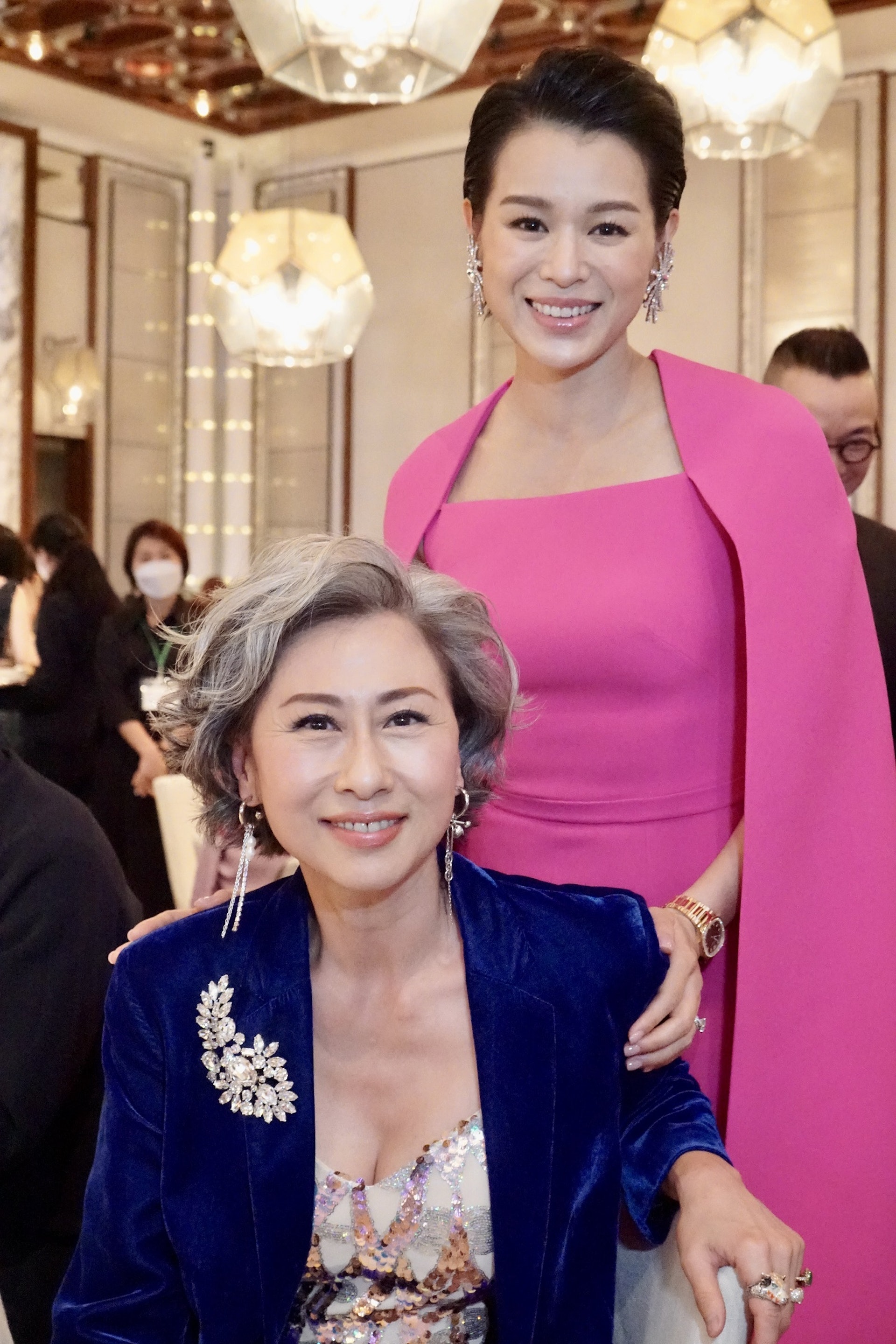 胡杏兒近日盛裝出席慧妍雅集41週年慈善晚會,她在場上喜遇偶像葉蒨文。