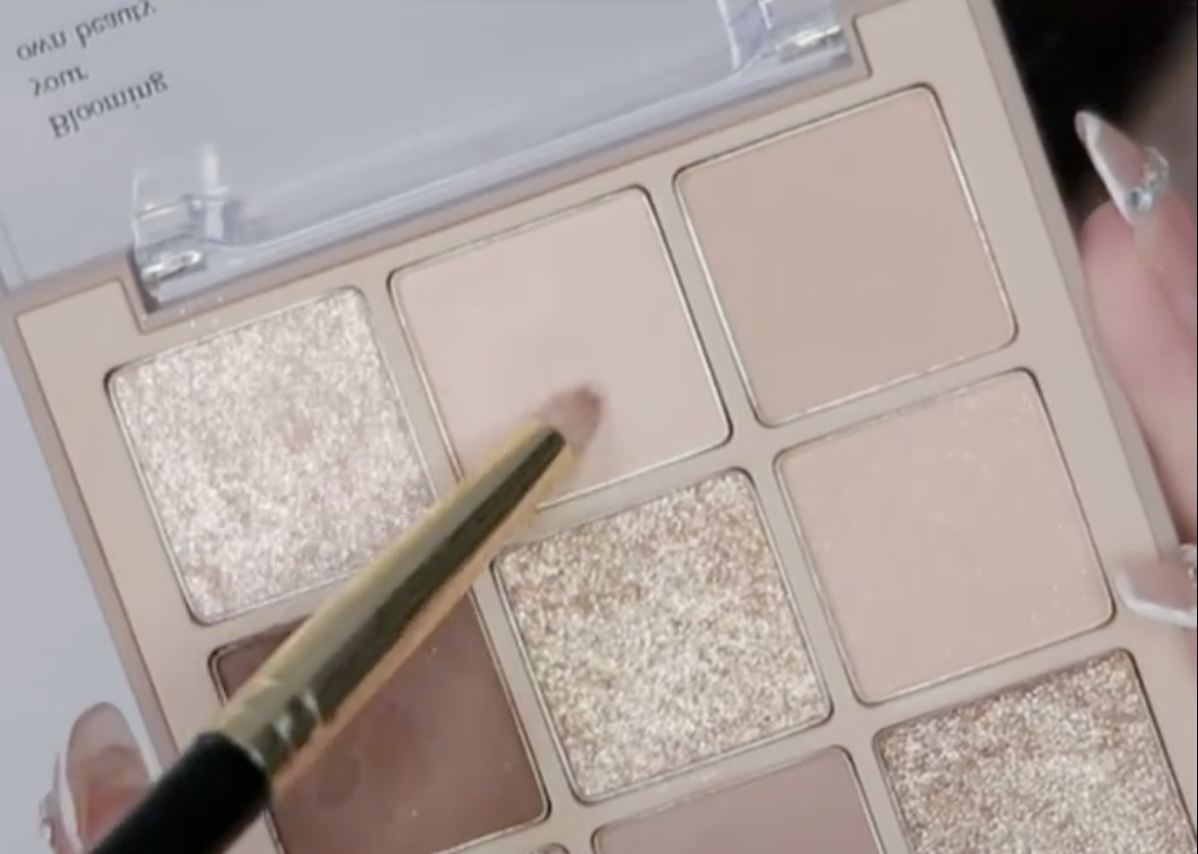 可以選用臥蠶筆或是刷具沾取淺色霧面的眼影