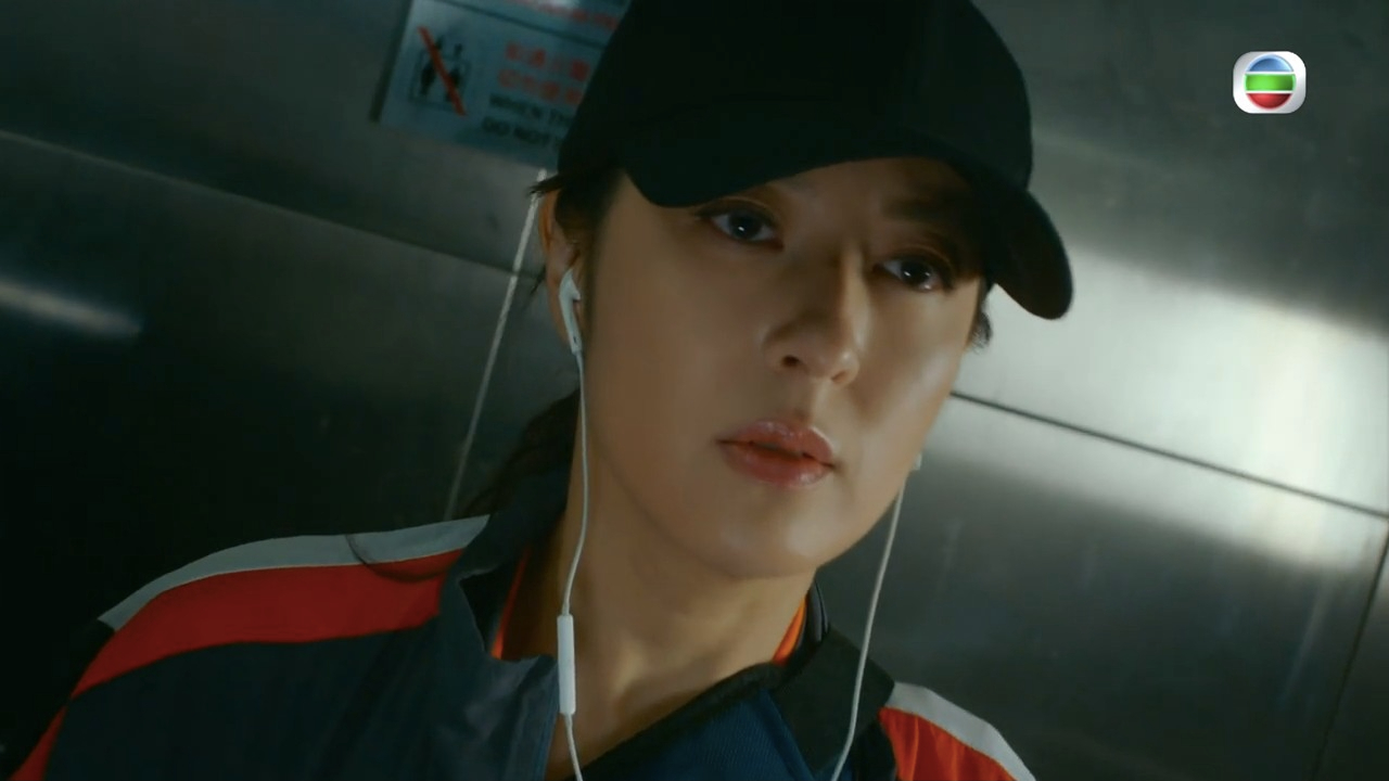 寶寶亦變身為外送員潛入巴翼等人藏身大廈裡安裝偷拍器。