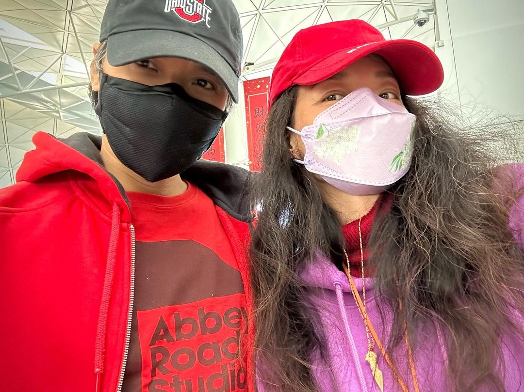 舒淇入行至今憑藉嫵媚的獨特氣質受到大眾的青睞,不過早前她與老公馮德倫一同現身機場時,素顏的她驚現一頭又粗又硬的白髮,顯得蒼老不少。