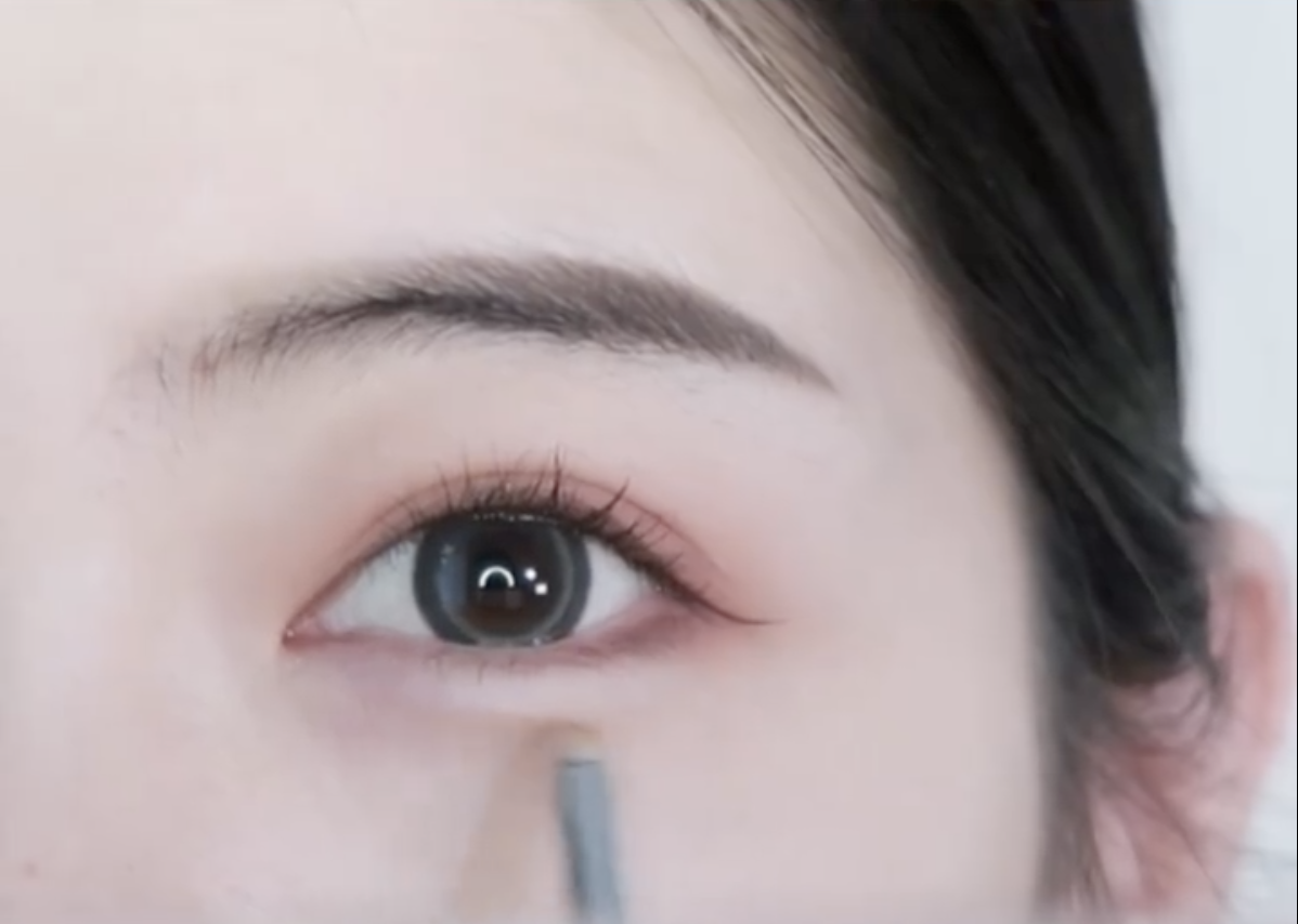 順著下眼位置的弧度輕刷眼影作打底