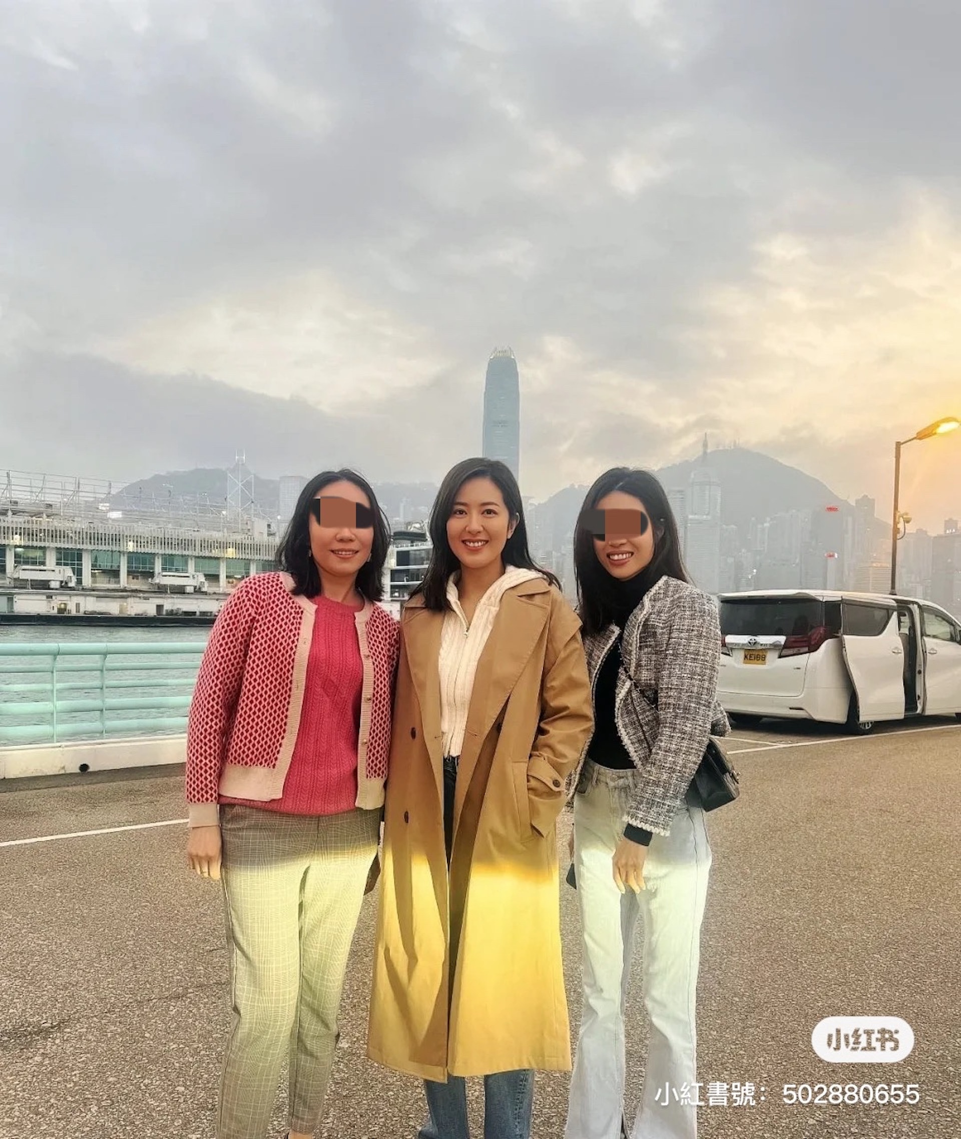 日前有網民在尖沙咀碼頭海傍附近偶遇唐詩詠。