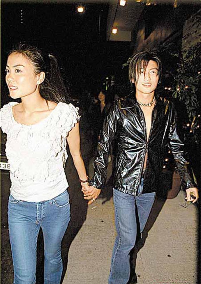 王菲在王家衛電影《花樣年華》慶功宴後,直接牽起謝霆鋒的手宣布戀情。