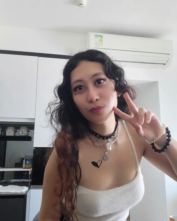 利愛安對於表演仍然非常熱衷,一直以來都在網上發布自家製作的歌曲。