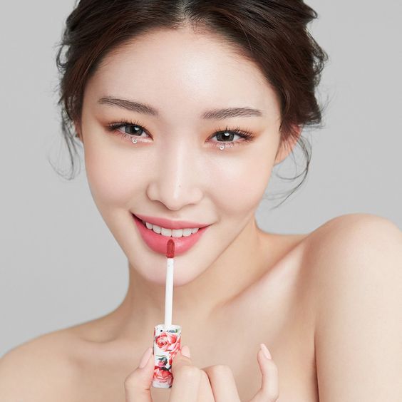 選用一款適合你的妝容的唇膏顏色，並使用唇刷或直接在嘴唇上塗抹產品。