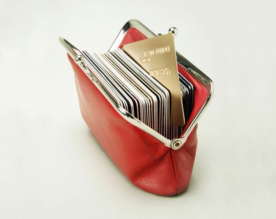 銀行會提供信用卡的「最低還款額」來解決使用者的燃眉之急，但這方法治標不治本。