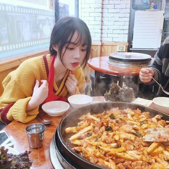 頭髮出油原因：日常飲食習慣不佳。