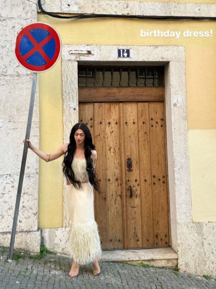 小哈利（庾恩利）戴上一頭又長又黑的捲髮，穿上白色羽毛背心及長裙，配上高踭鞋，超有仙氣。