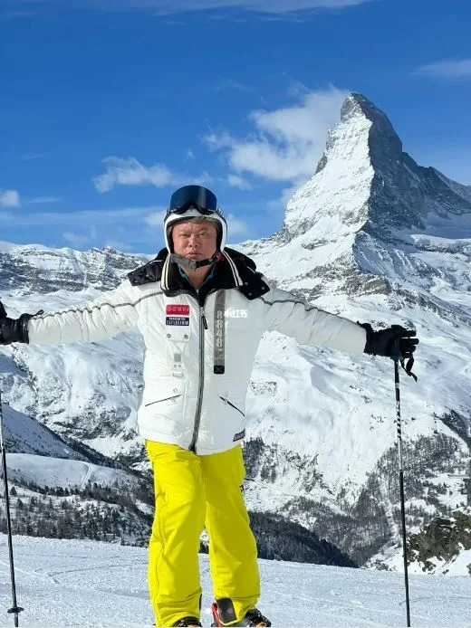 看來滑雪對他們來說相當輕鬆！