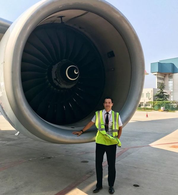 麥大力最近密密分享自己過往飛行的日常照,分別跟A320、A330同A350的飛機引擎合照。