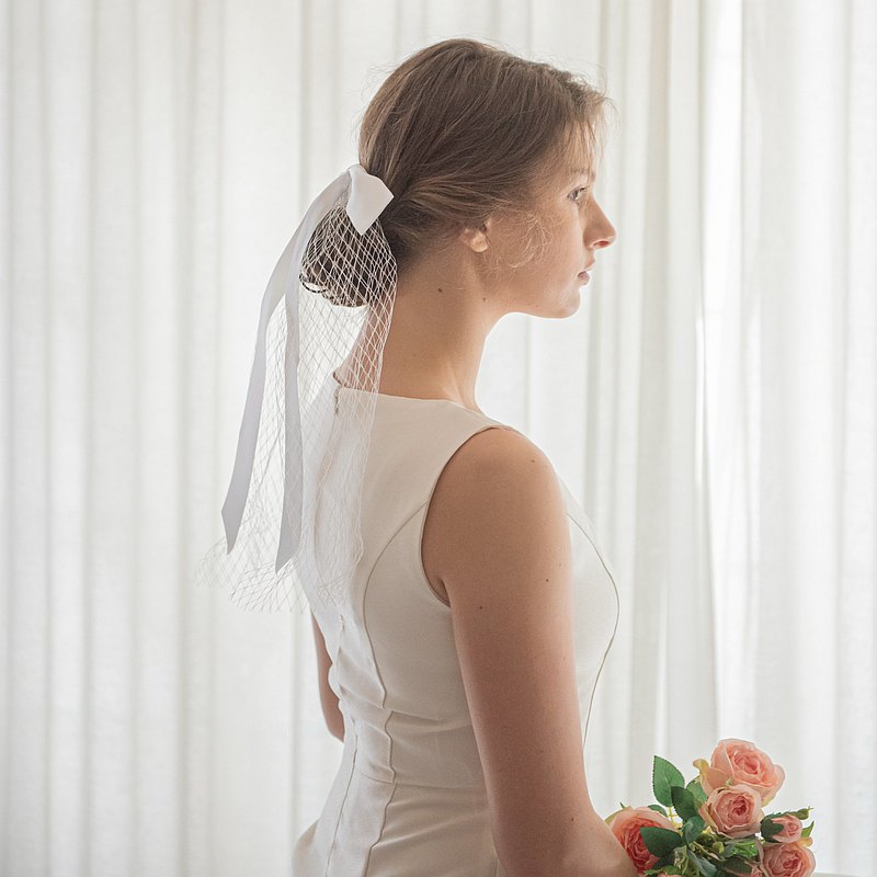 單純的網紗配蝴蝶緞帶，戴起來瞬間散發出氣質。