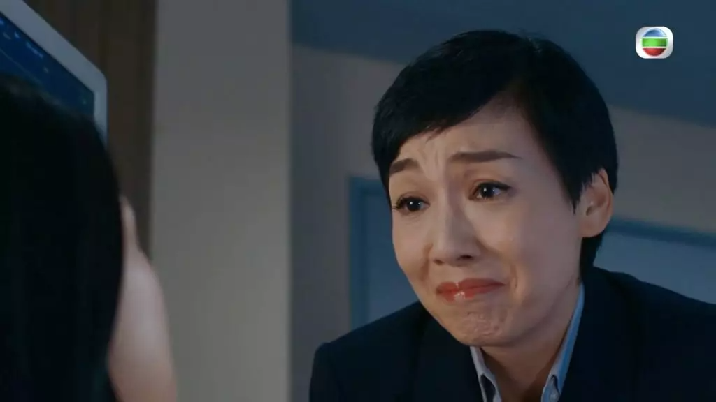 其後江美儀直奔醫院,看見愛女安穩入睡,她難掩喜悅之情並滿含熱淚幫女兒蓋上被子。