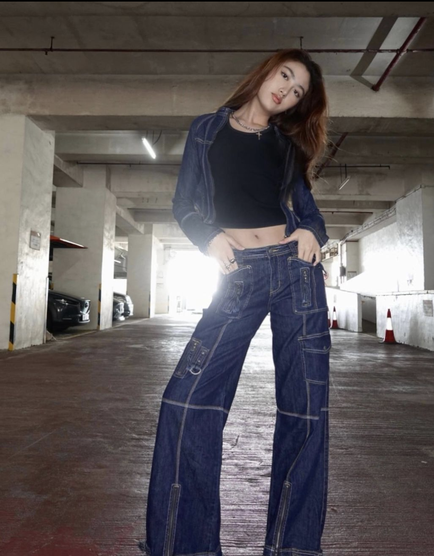 任晴佳身穿黑色短上衣露出纖腰,再配搭牛仔外套及牛仔褲,隨便擺姿勢拍照已經非常有名模感。