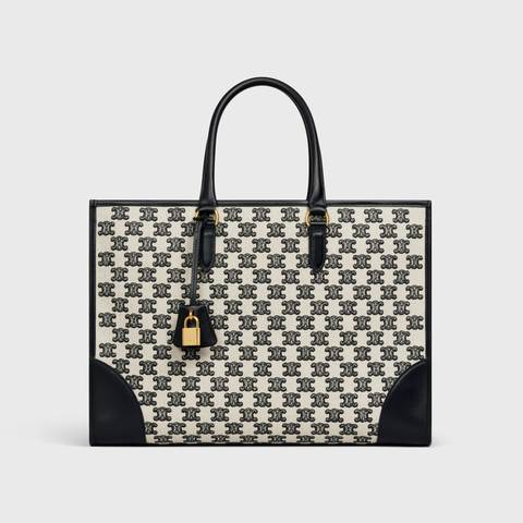 這款黑色刺繡布料的托特包,以牛皮飾邊及手柄,並掛有「Celine」字眼的金色鎖扣,質感瞬間提升。