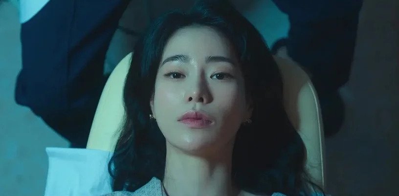 「朴涎鎮」躺在手術床上。
