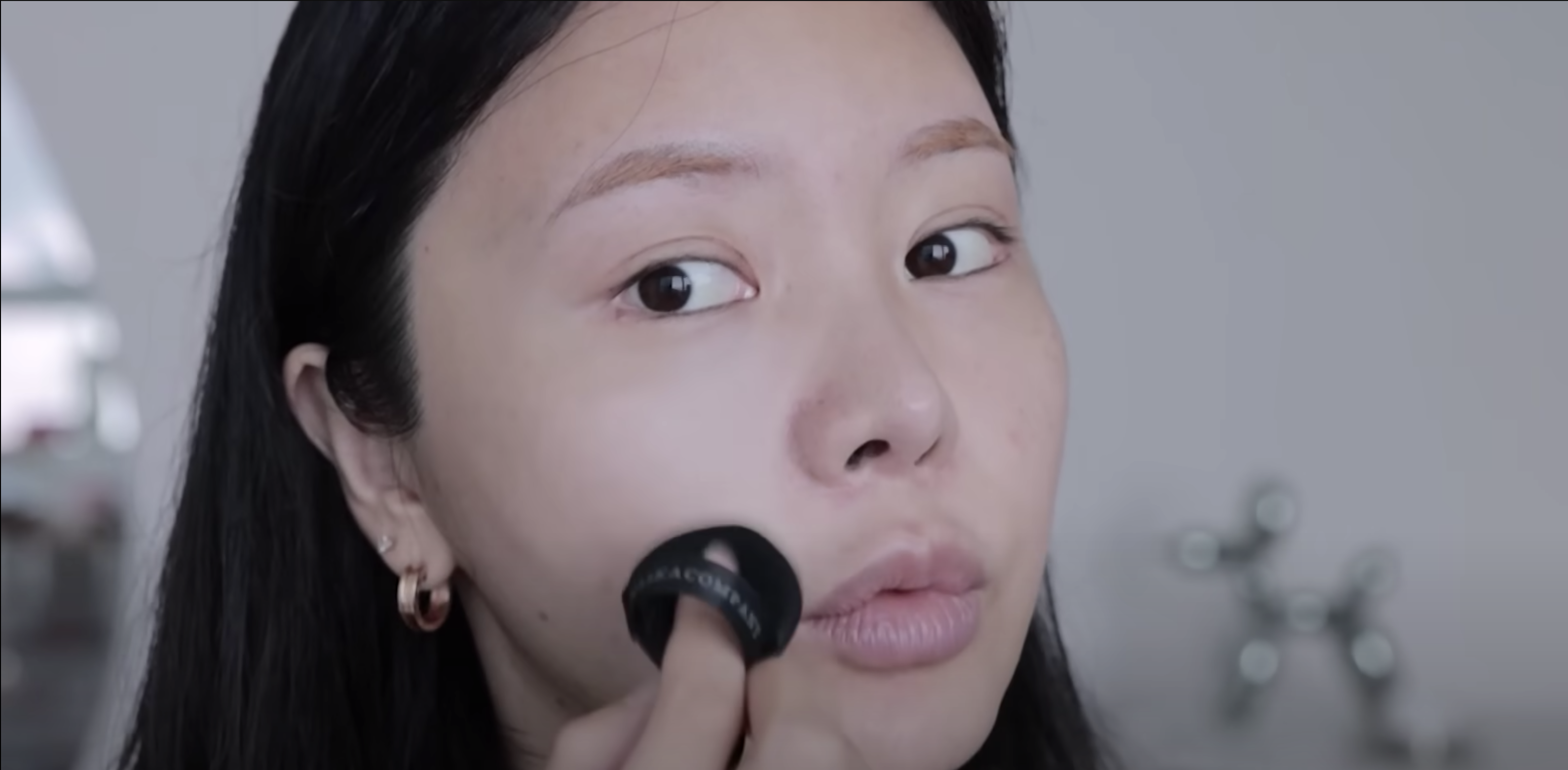 一味疊加將全部瑕疵蓋好反而會令整個妝容顯老、厚妝。