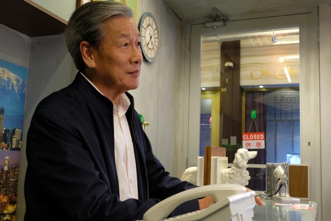 他曾在訪問中承認是遭到TVB減人工兼減騷才會離巢,公司減去他的工作量,令他收入大減。