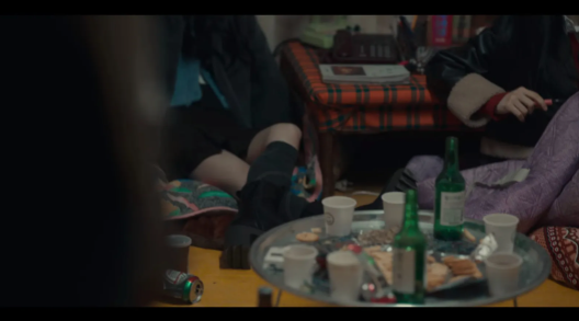 朴涎鎮一群人踏入文同珢家時，所有人都沒有脫鞋，甚至看到文同珢回家脫鞋進家門時還嘲笑她：「天啊，她進門還脫鞋！」