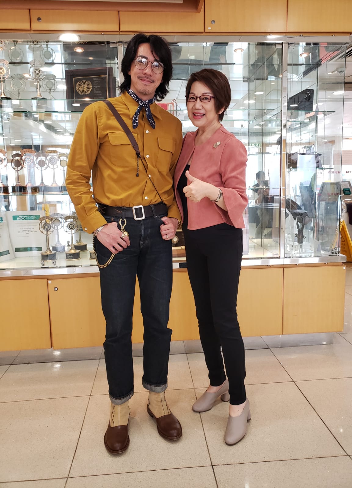 張繼聰近日接受港台《舊日的足跡》訪問,罕談太太謝安琪與歌神陳奕迅的緋聞。