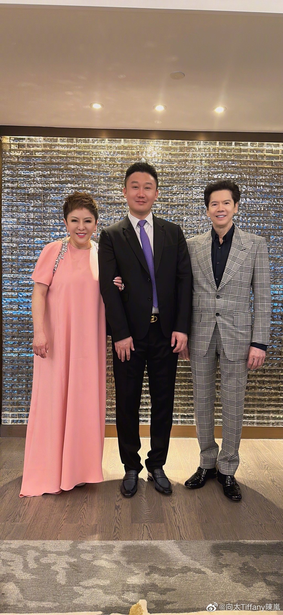 向太在情人節大晒老公所送的「中國之星」