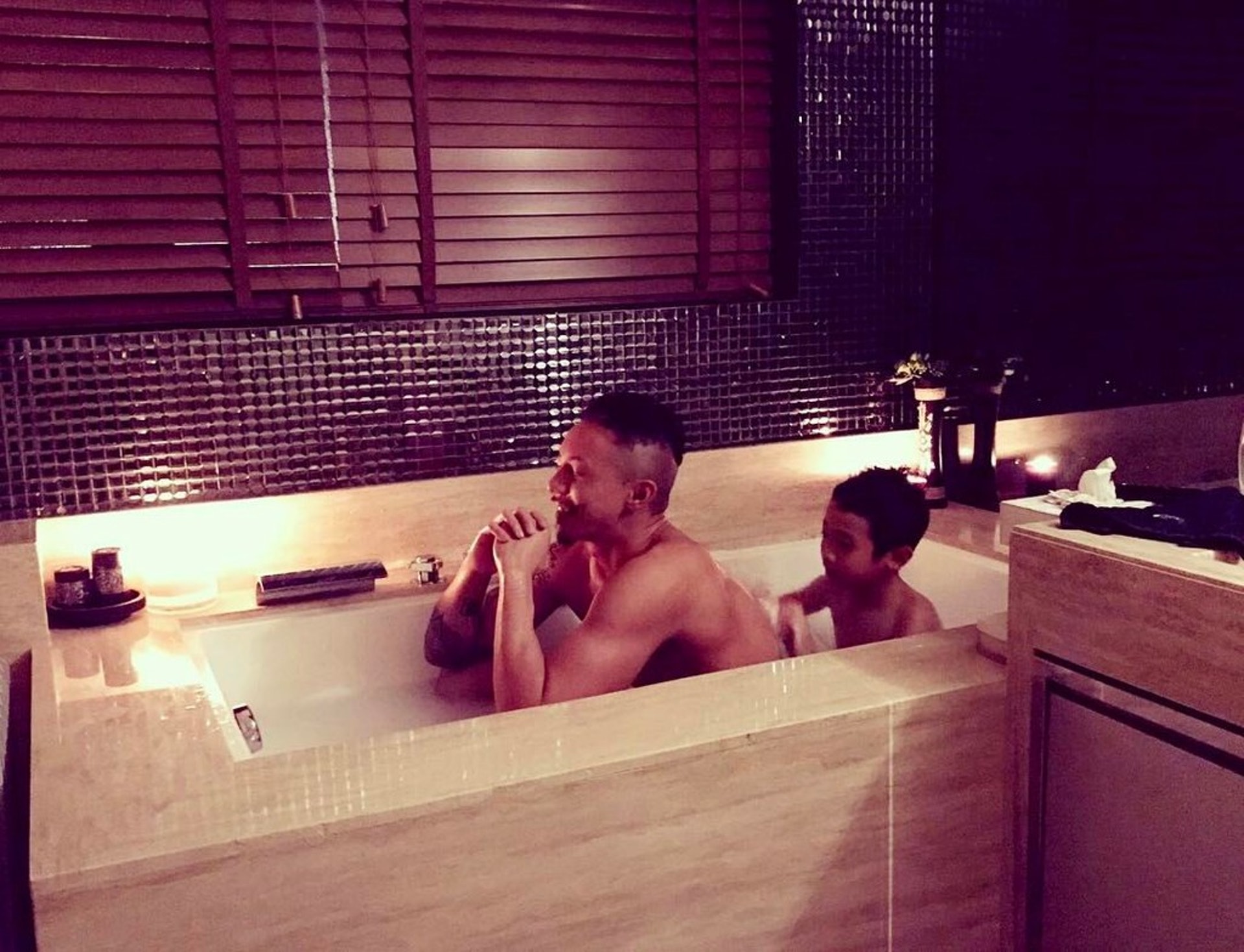 浴缸大到夠張繼聰同囝囝張瞻玩父子同浴。