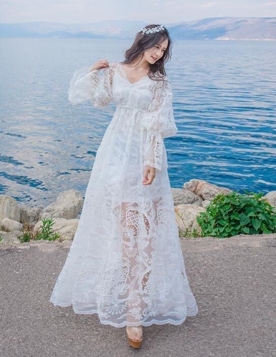 婚禮穿搭最忌諱同新娘撞衫，而白色系洋裝很容易搶新娘風頭。