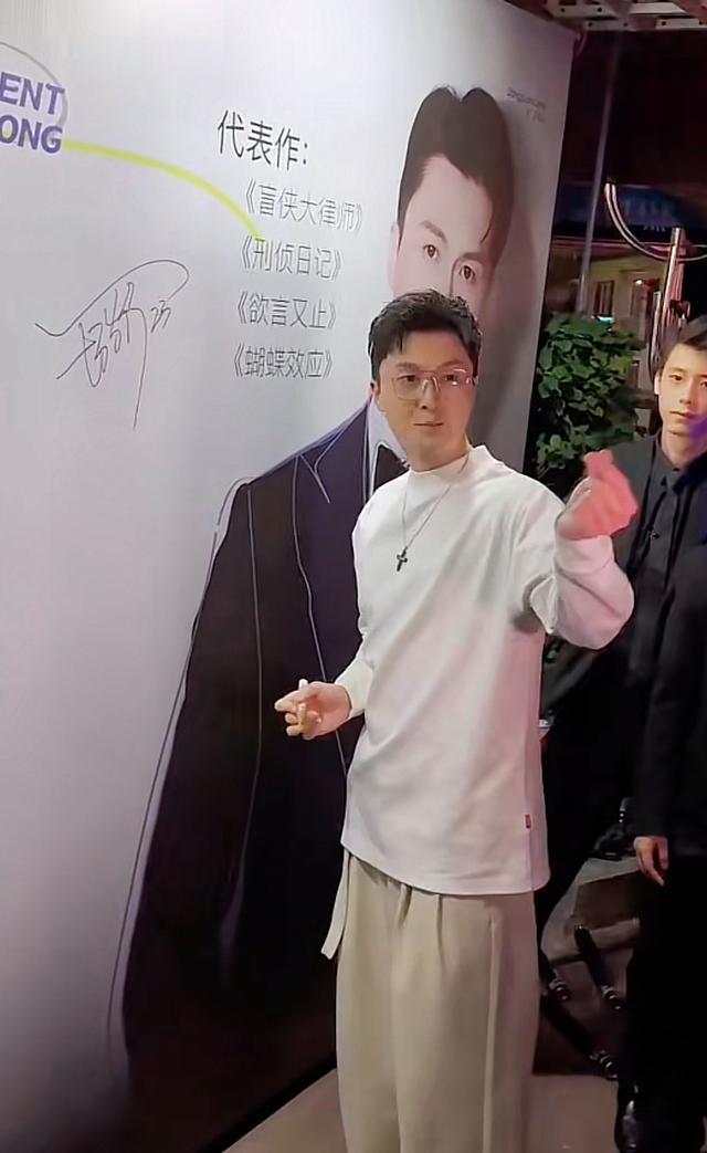 王浩信向粉絲大派心心,相當識做。