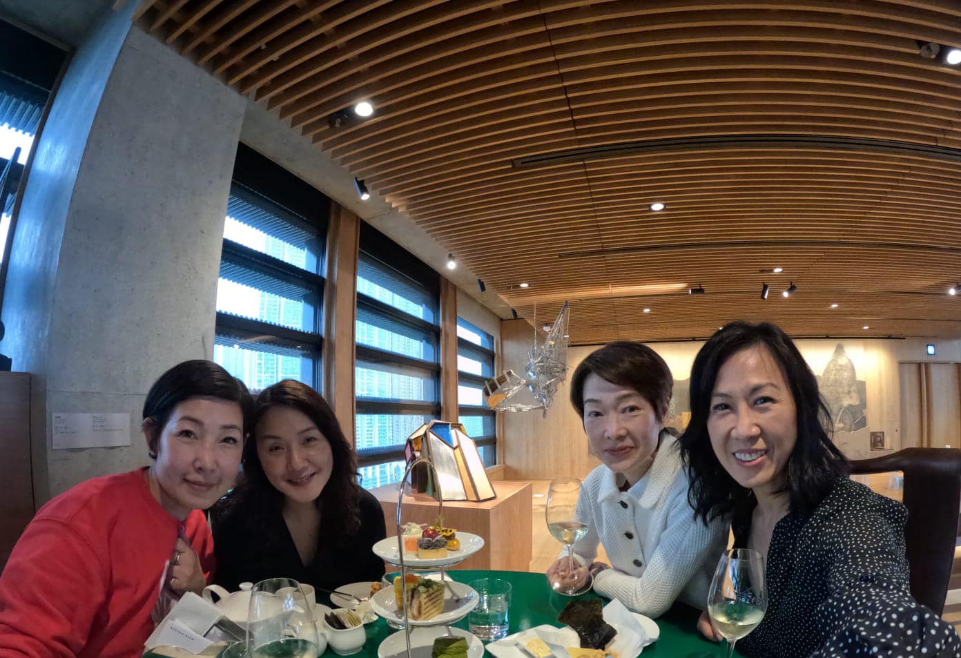 第一代TVB兒童節目《閃電傳真機》主持之一的梁詠琳近日從美國返港,並相約譚玉瑛、黎芷珊及李懿樺等舊拍檔重聚。