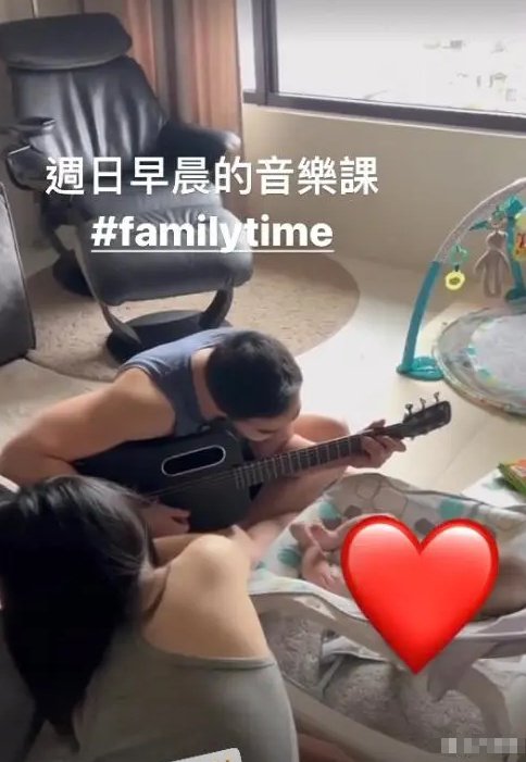 賴弘國自彈自唱給兒子上音樂課。