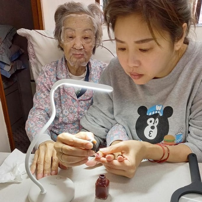 梅小惠幫媽媽敷面膜塗指甲油扮靚靚。