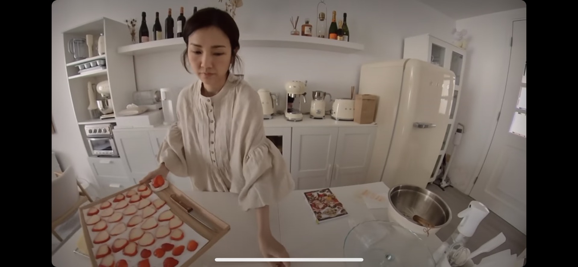 就連雪櫃都是白色。