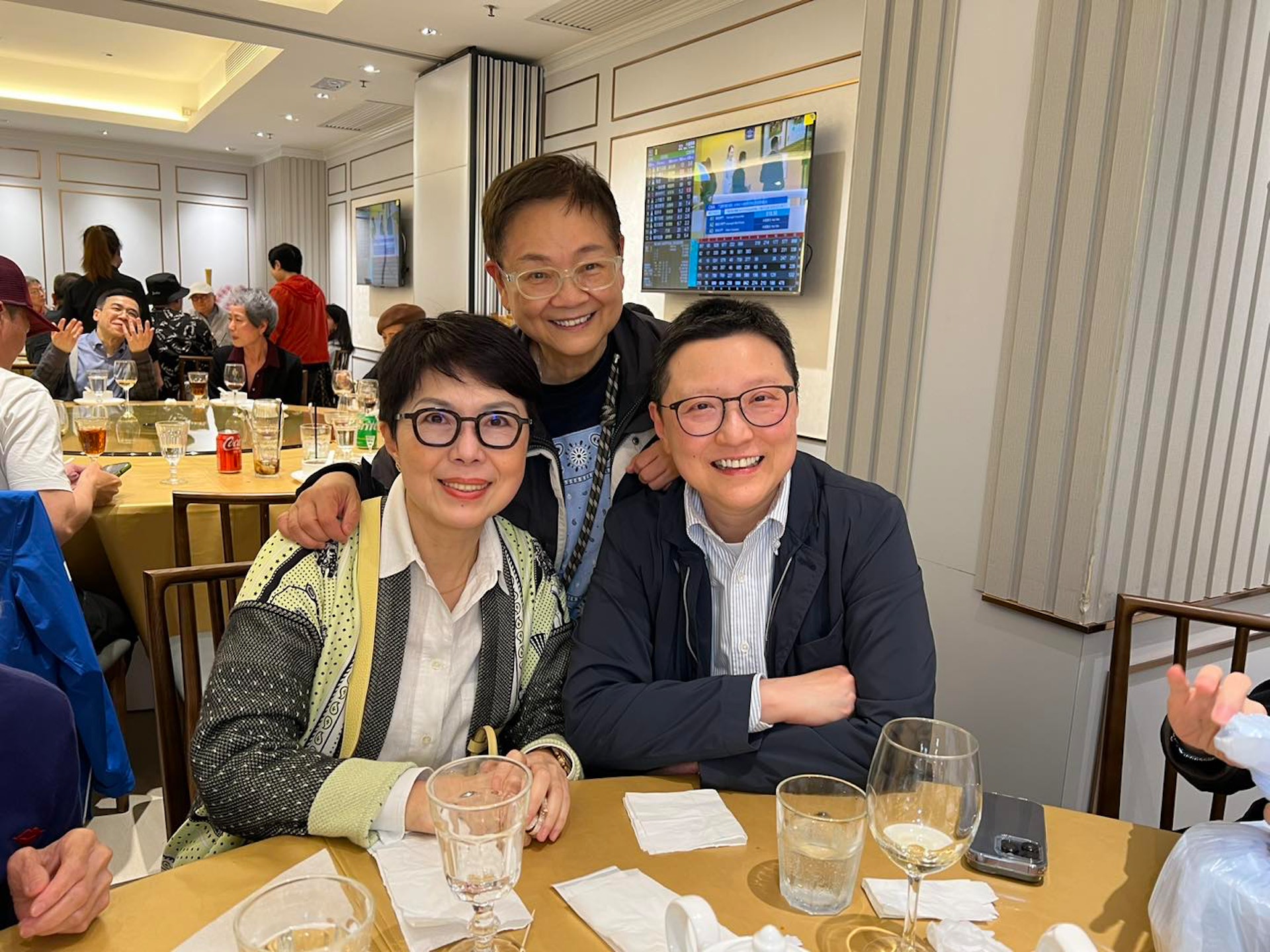 周偉利不時陪關菊英出席聚會。