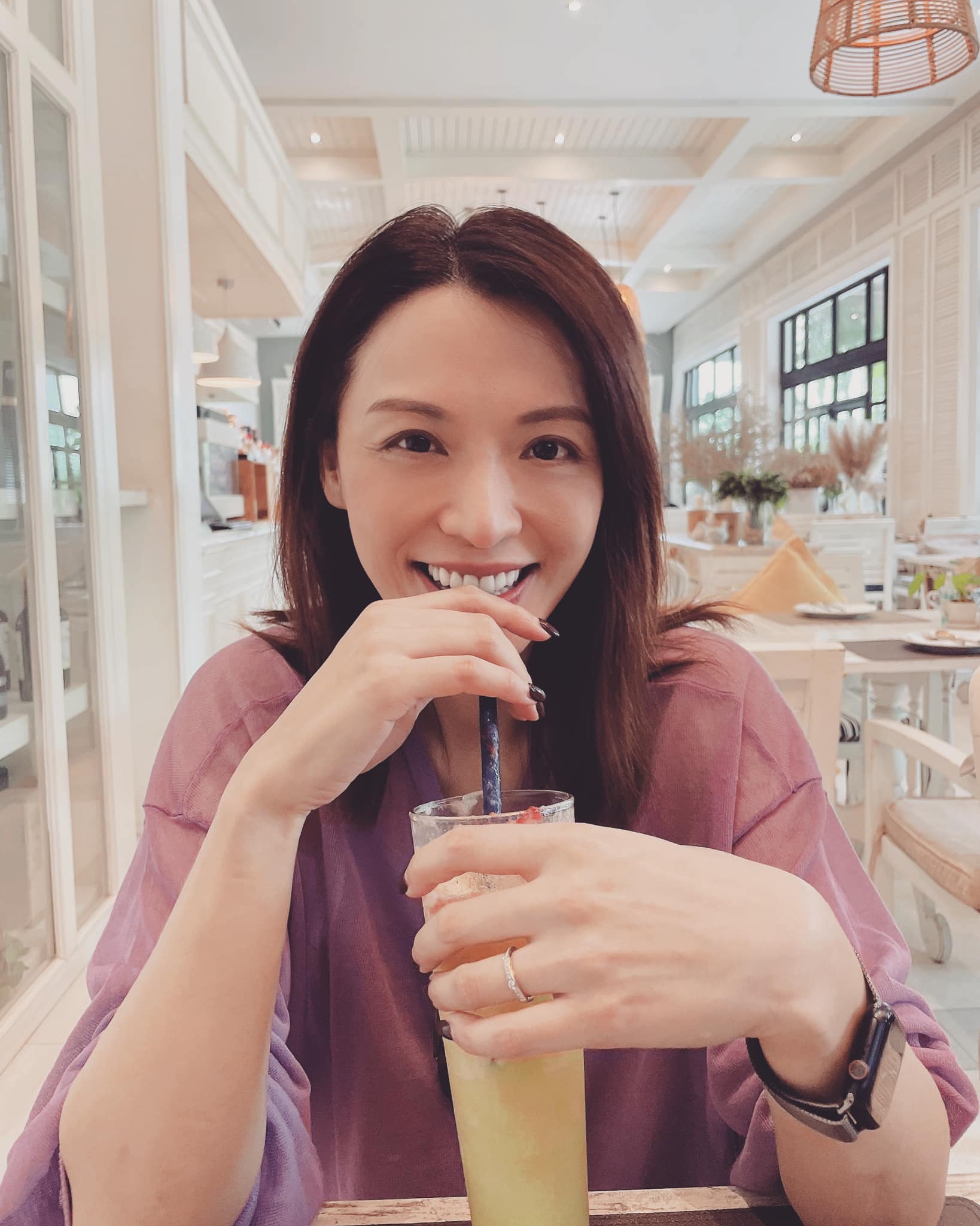 喝蜜糖水滋潤。