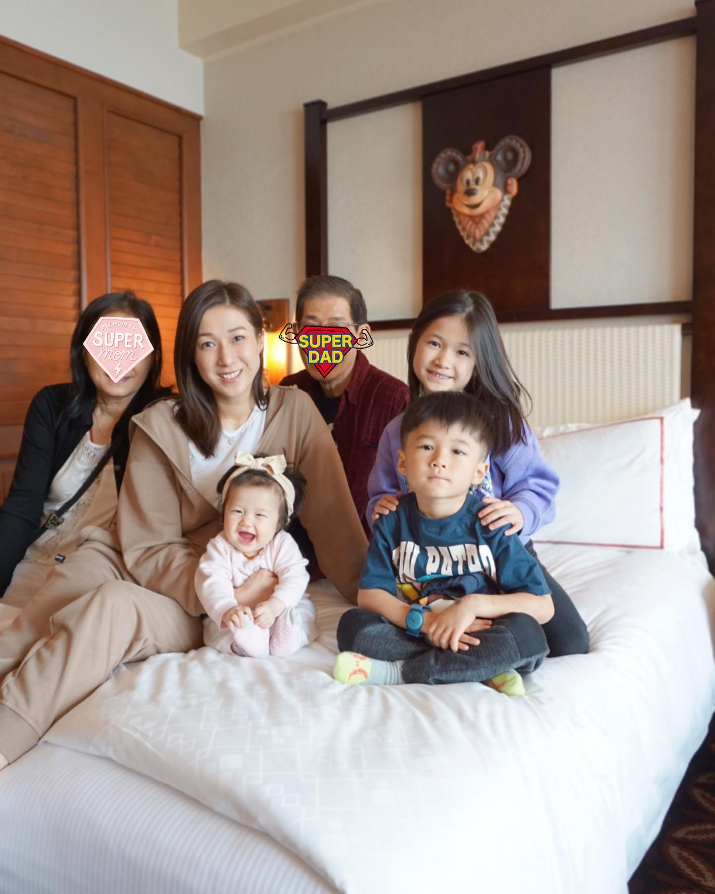 原來鍾嘉欣帶父母及仔女由加拿大回港。