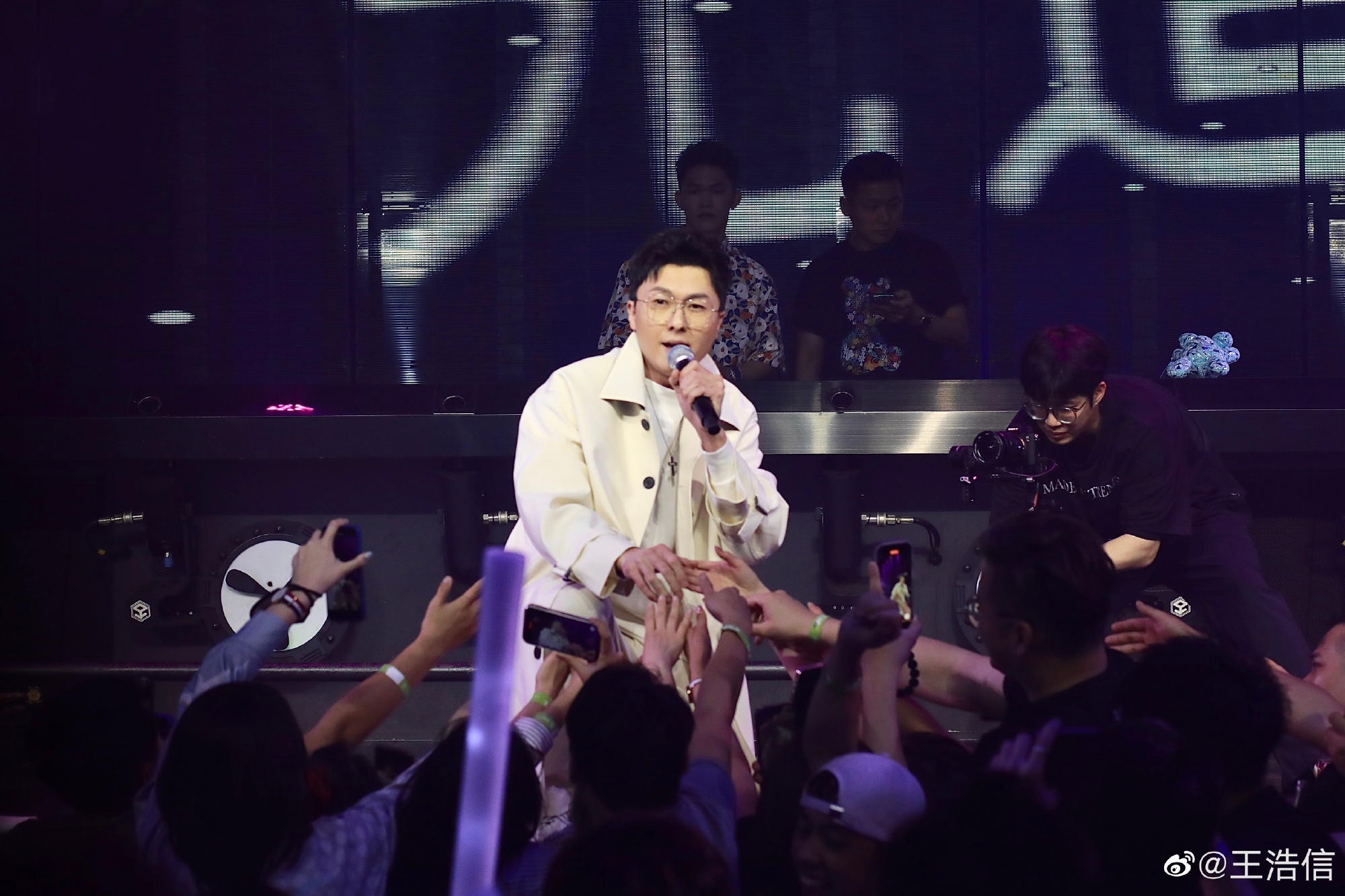 王浩信主動走到台邊同粉絲握手及合照,冧爆粉絲。