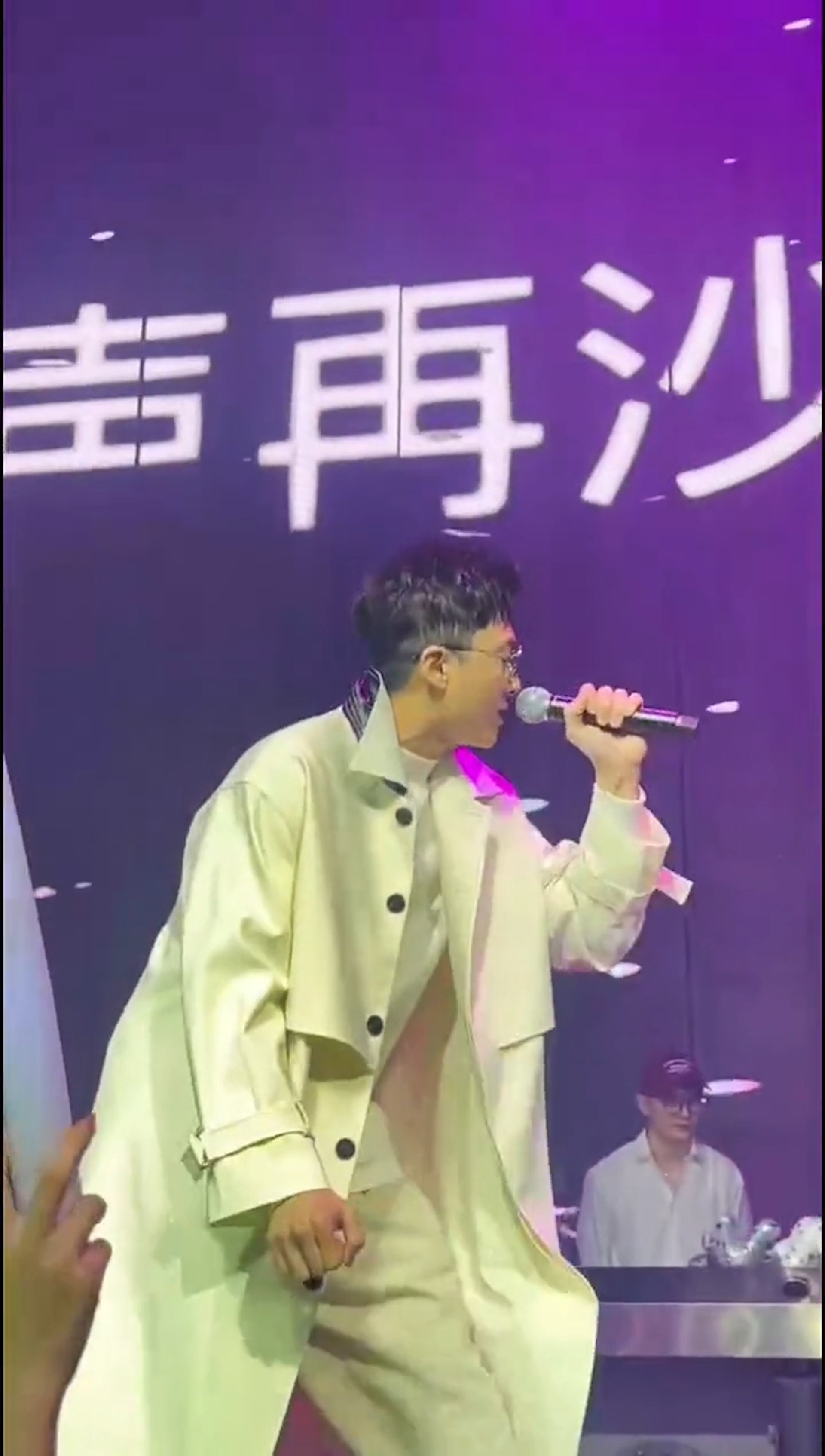 王浩信台風十足。