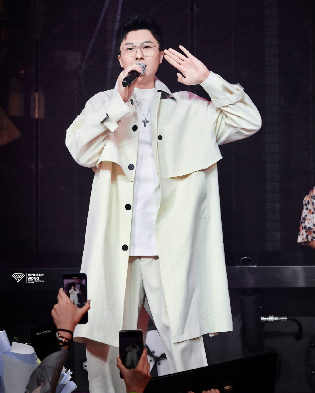 王浩信日前現身內地酒吧登台。