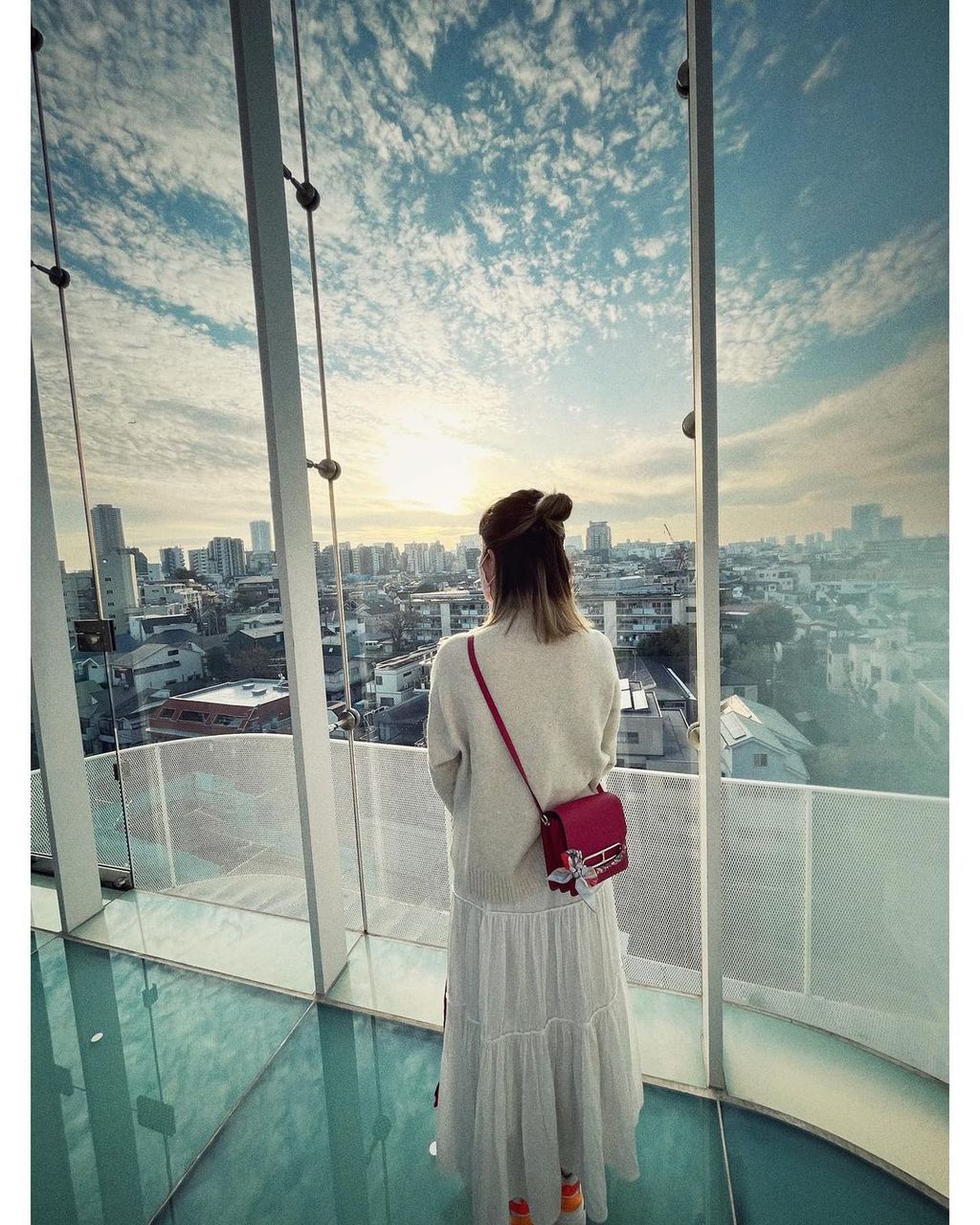 蔣家旻歐遊時期經常孭著紅色Roulis Mini四圍打卡。