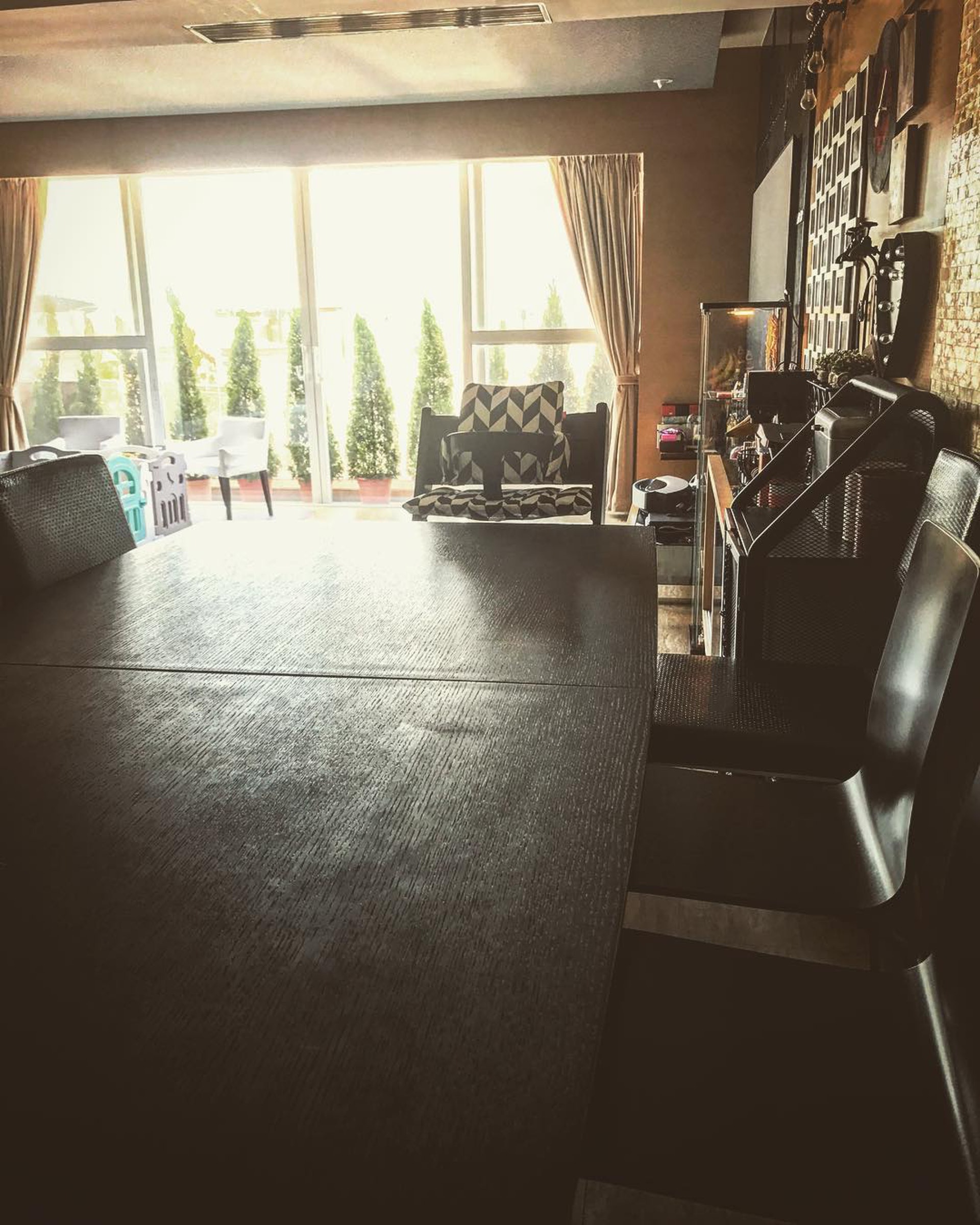 飯廳擺放了一枱可以坐夠10人的巨大餐枱。