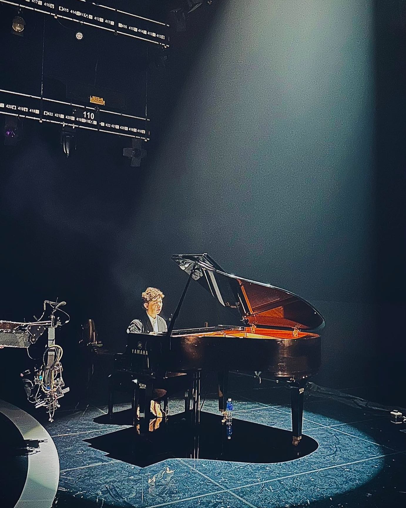 現年49歲的伍仲衡小學四年級便開始學習彈鋼琴