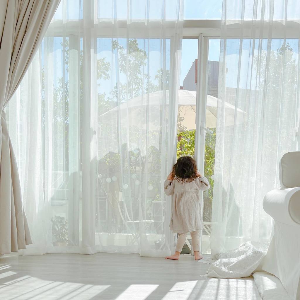 家中還有落地大玻璃窗。