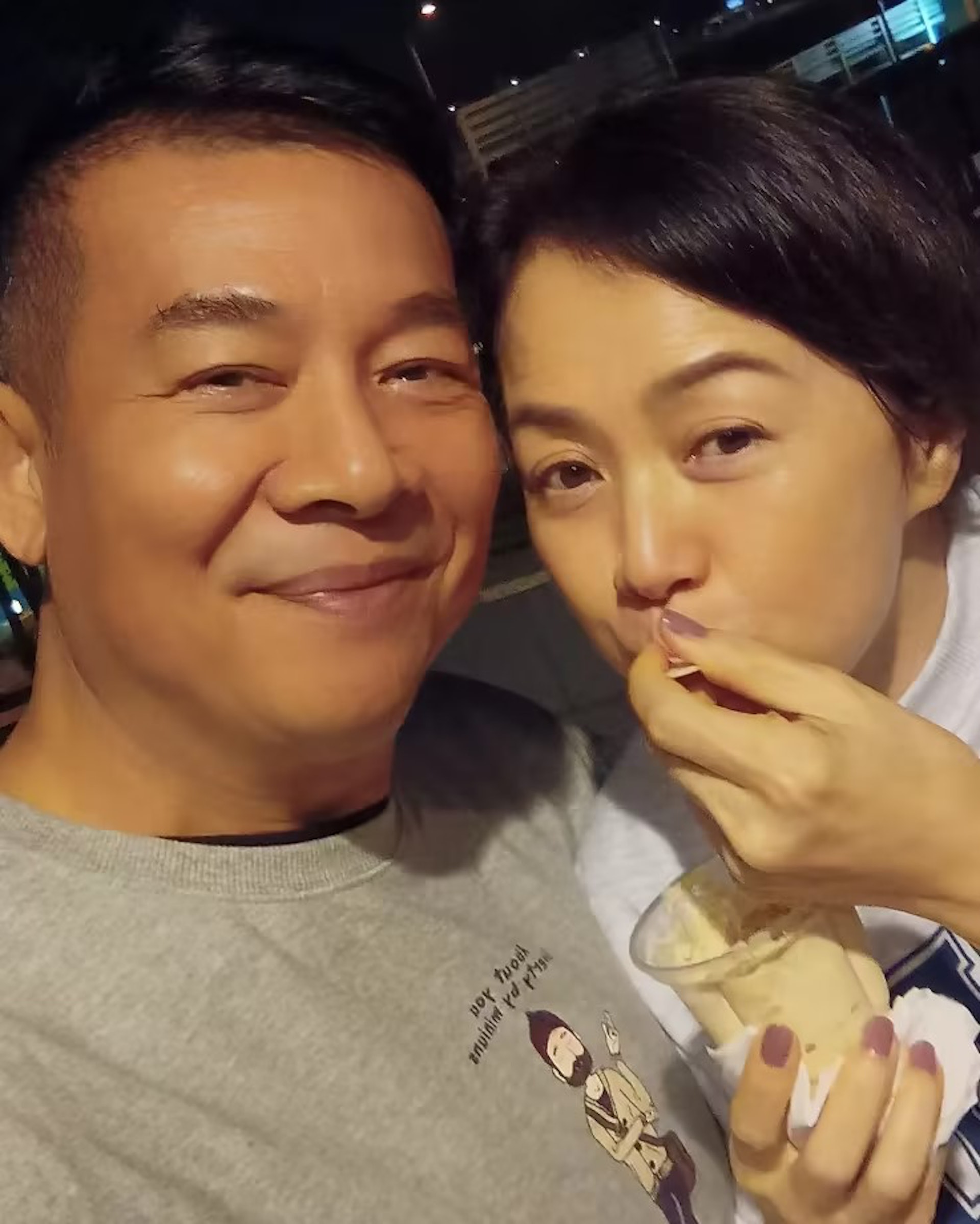 吳毅將與唐麗球結婚近20年依然恩愛如昔。