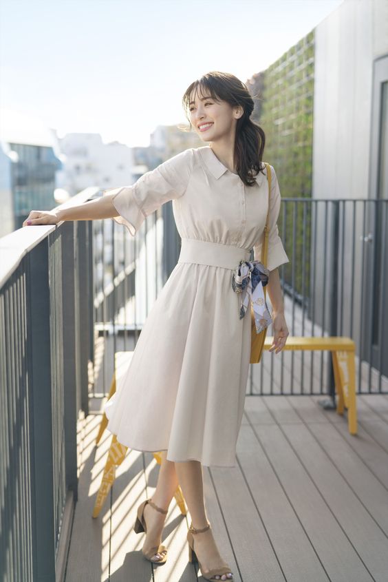 米白色連身單品。