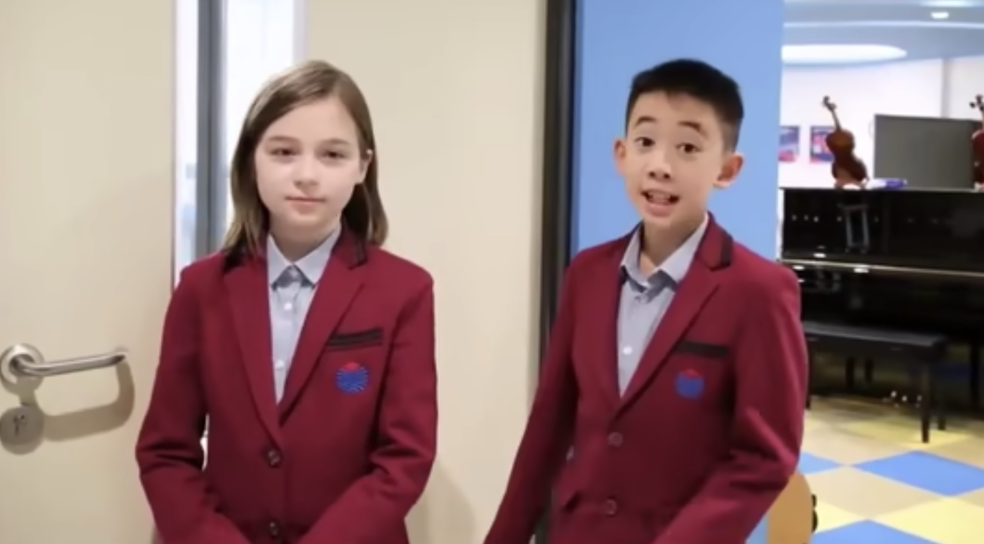 Jasper與一名外籍女同學以普通話及英語介紹學校