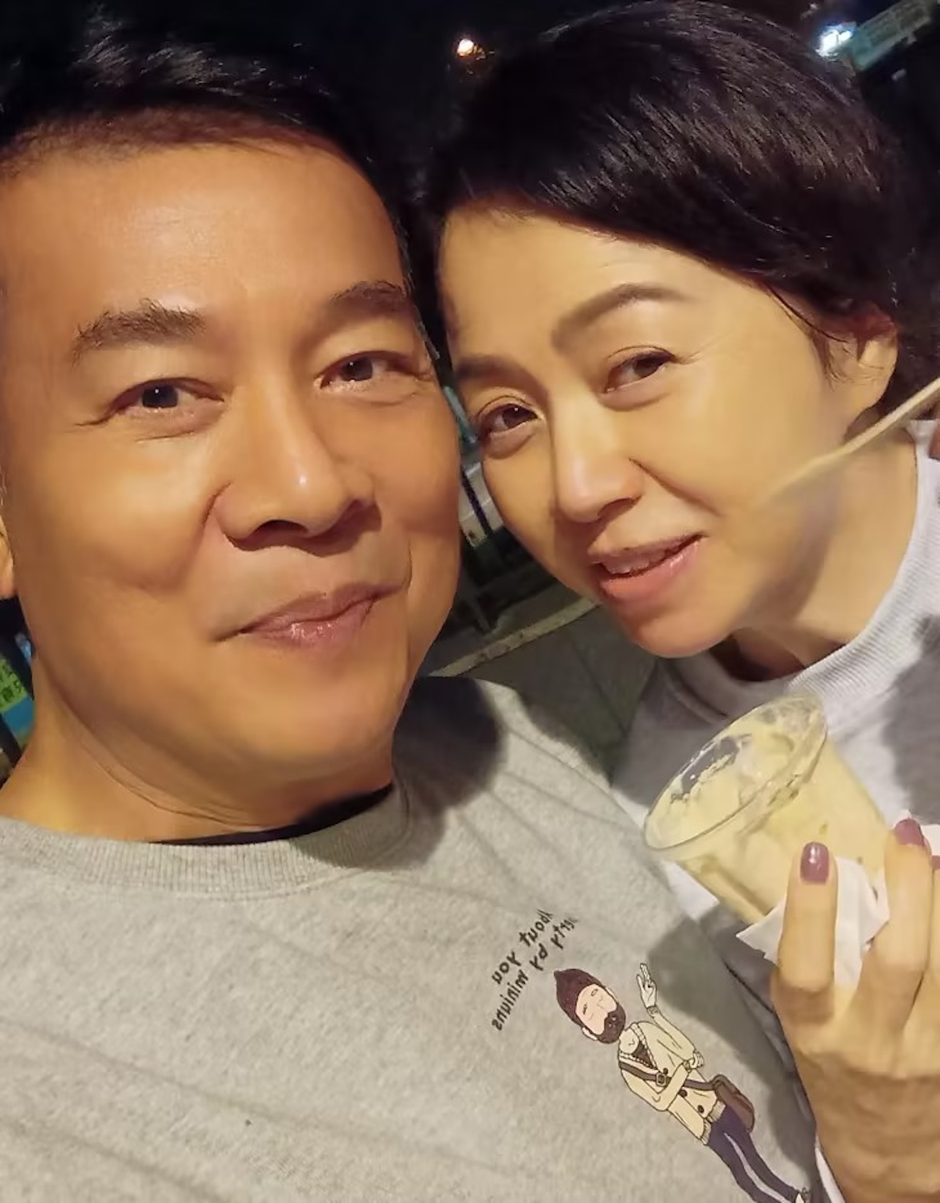 吳毅將與唐麗球一臉幸福。