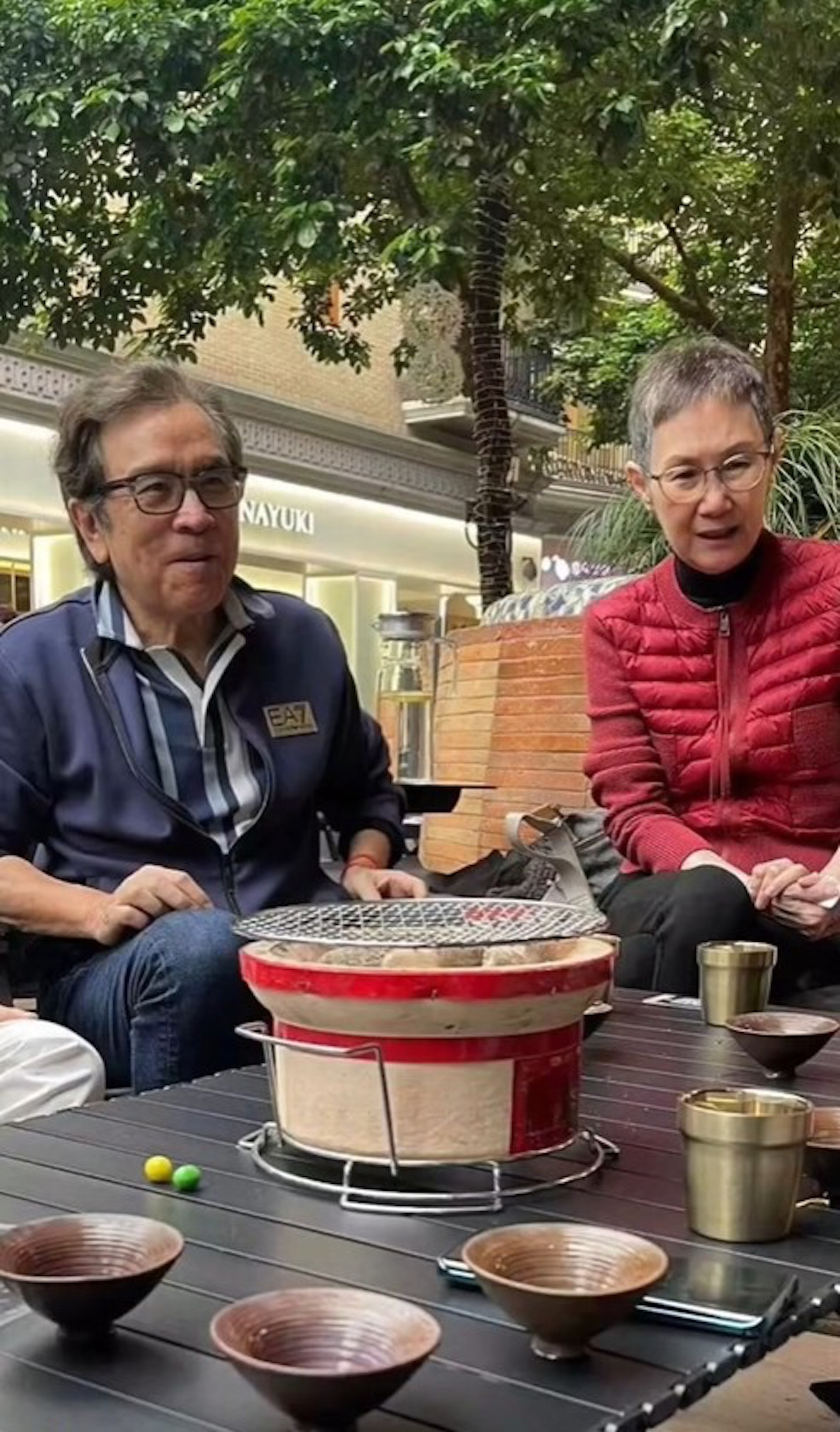 蔡淇俊與姜大衛夫婦一起圍爐煮茶。