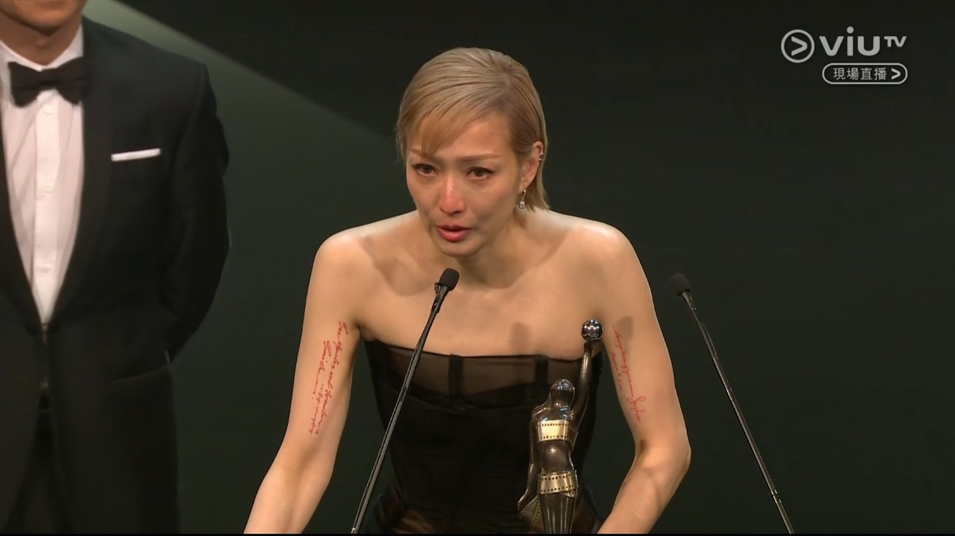 鄭秀文10度入圍金像獎「最佳女主角」，終於憑《流水落花》迎來首個金像獎影后！