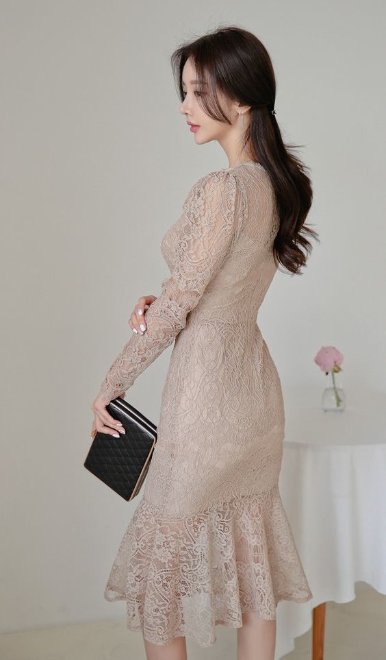 蕾絲洋裝。